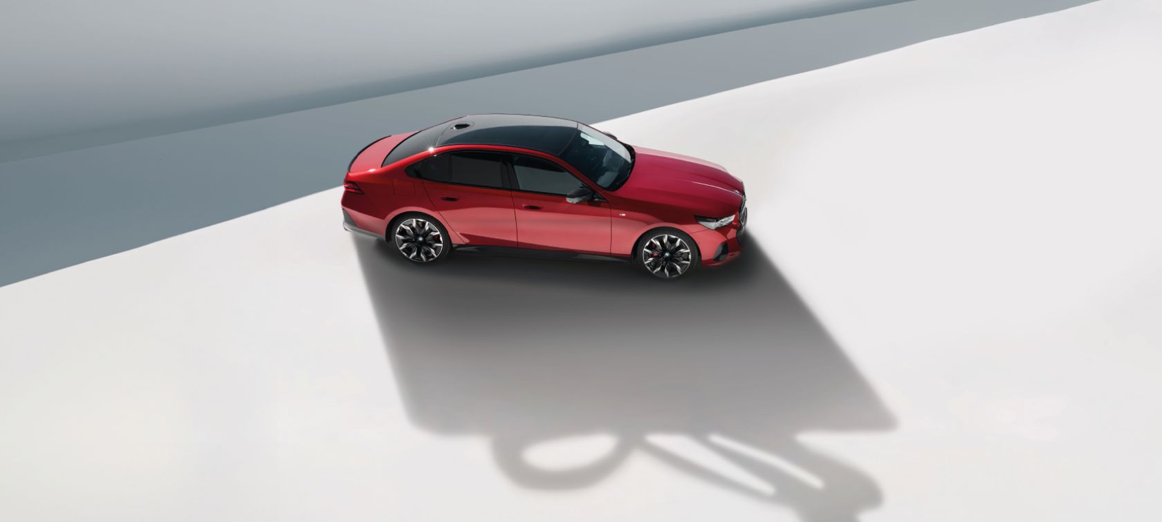 Nowe BMW dostępne od ręki z niespodzianką w bagażniku. Wybierz swój wymarzony samochód i zyskaj komplet kół zimowych za połowę ceny.
