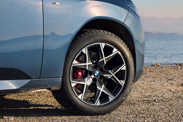 19-calowa obręcz koła BMW ze stopów lekkich Y Spoke 1035 M kolorze Midnight Grey.